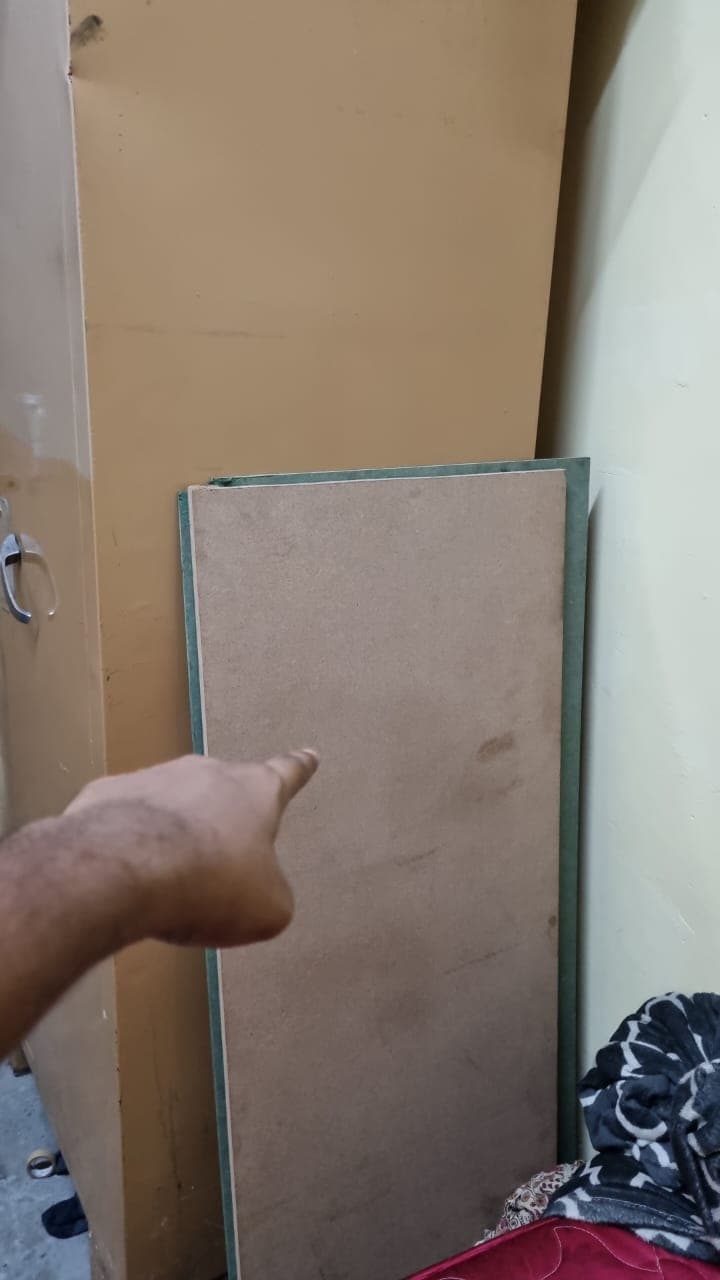 Electromechanical wall clock — frame 1