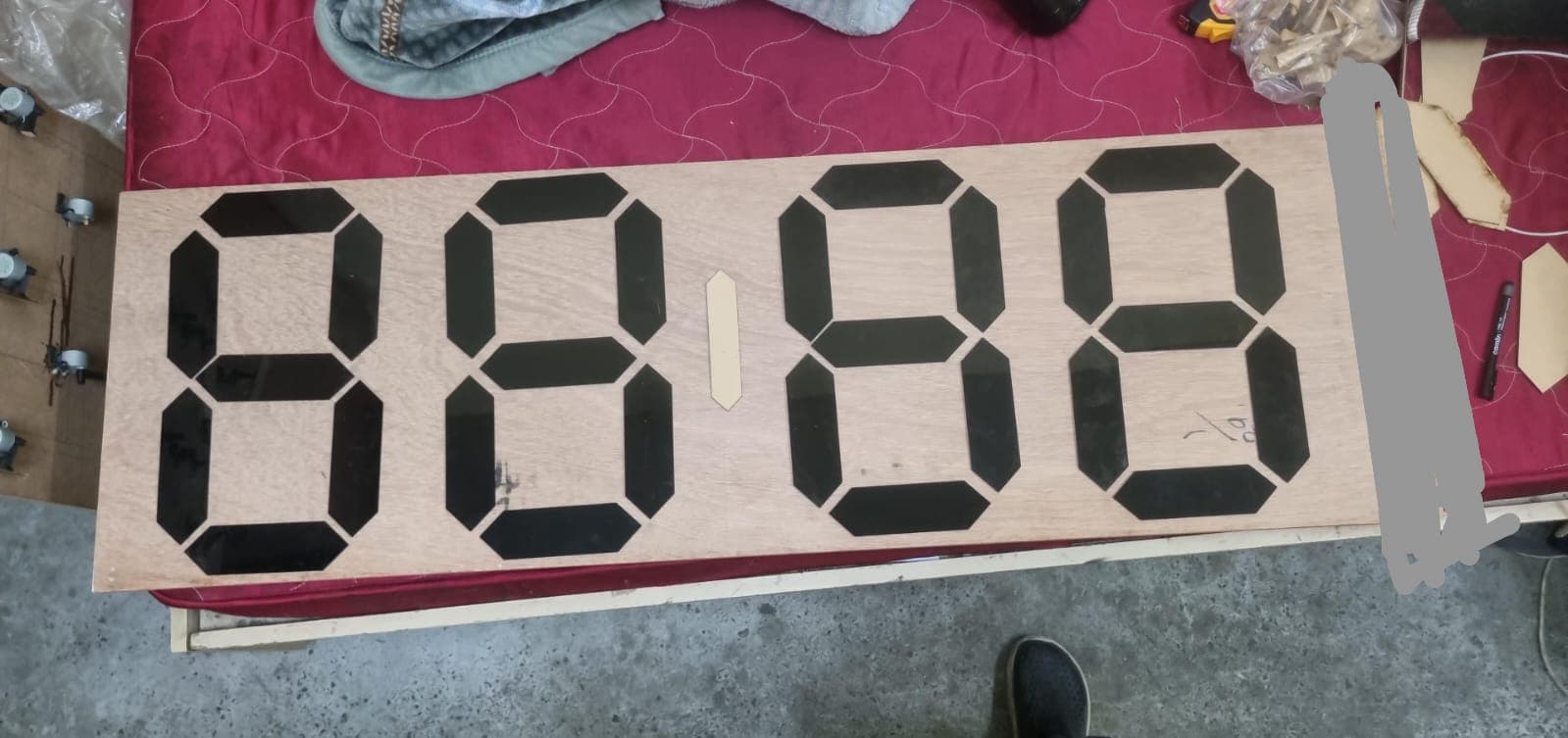 Electromechanical wall clock — frame 10
